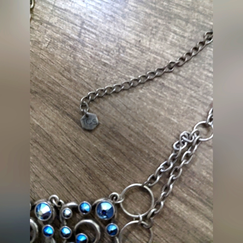 Shimmer V Necklace and Earrings - Picture 3 of 4